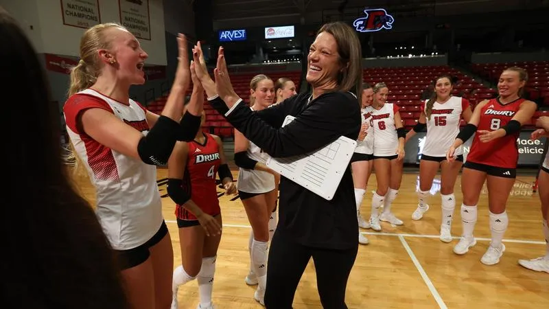 Volleyball Splits a Pair to Open 2026 Season