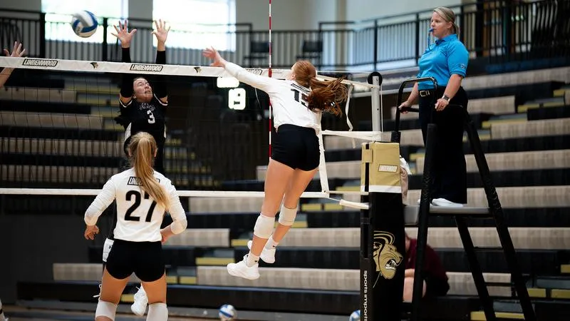 Women's Volleyball Defeats SLU in Five Sets