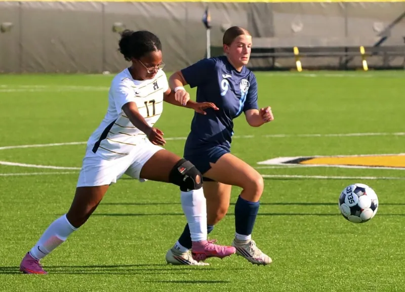Lady Roadrunners Earn First Win With 4-1 Victory Over Scotties