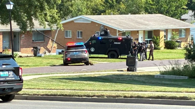 Police barricade closes part of East Broadway in Columbia
