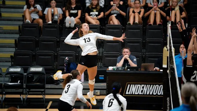 Women's Volleyball Wraps Up Undefeated Weekend in DeKalb