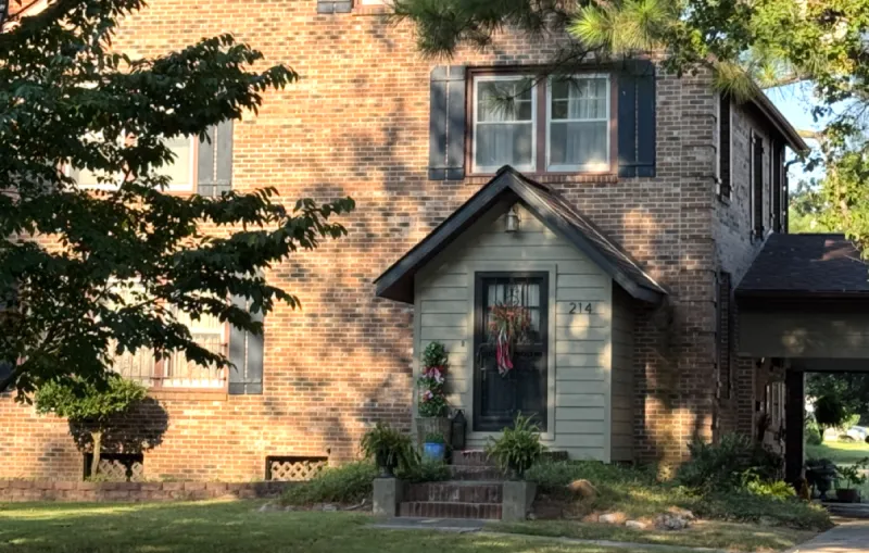 Jason and Kristi Banken Home Named Ward 3 August Yard of the Month