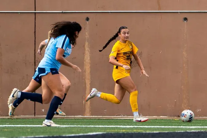 Griffons extend home unbeaten streak with scoreless draw
