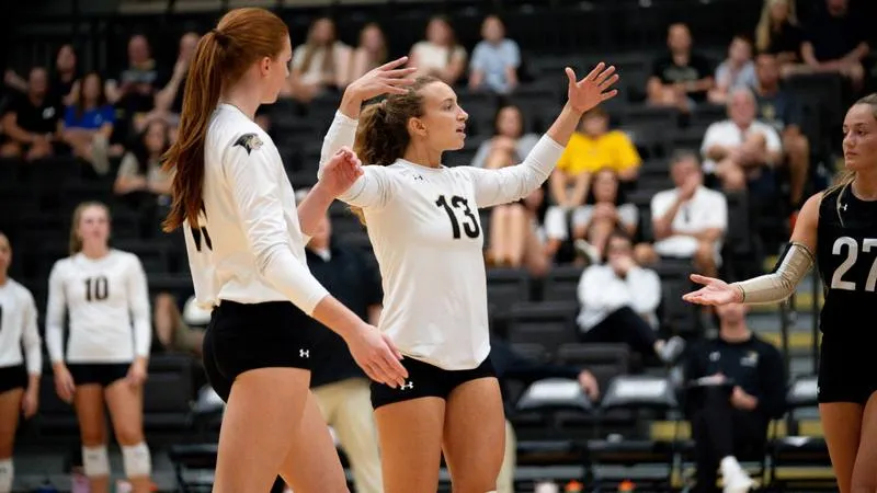 Women's Volleyball Sweeps Purdue Fort Wayne on Day One in Normal