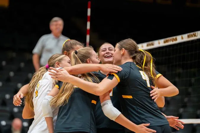 No. 10 Griffons roll to two straight-set wins