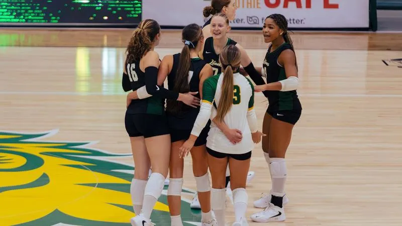 Volleyball Edges Union 3-2 to Close Harding Invitational