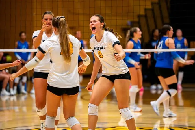 No. 10 Griffons cap perfect weekend with sweep
