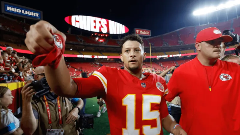 Patrick Mahomes shines on his surgically repaired knee in Chiefs' season-opener