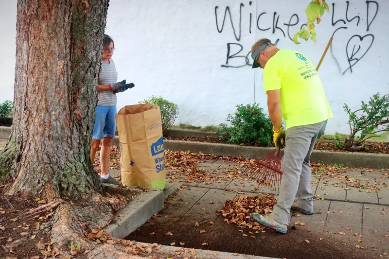 'Operation Beautification' draws 30 volunteers to downtown Sedali