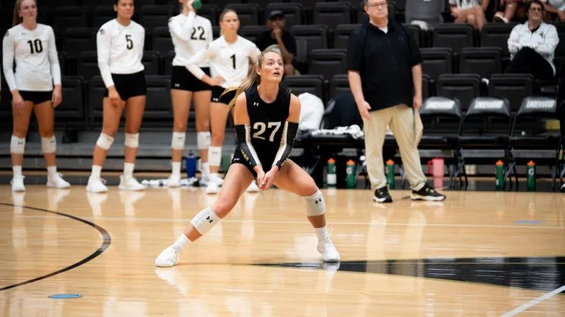 Women's Volleyball Concludes Nonconference Play at CEFCU Invitational