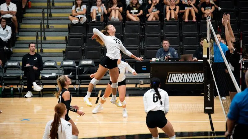 Women's Volleyball Adds Two More Wins on Day One of CEFCU Invite