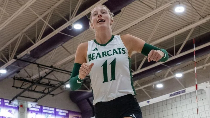 Twin engine Gartner attack boosts Bearcats past Jets, 3-1