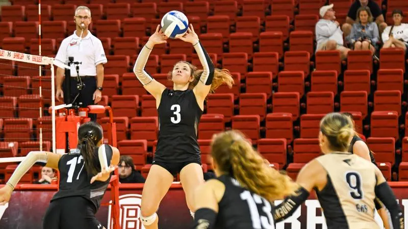 Women's Volleyball Outlasts Bradley in Five Sets