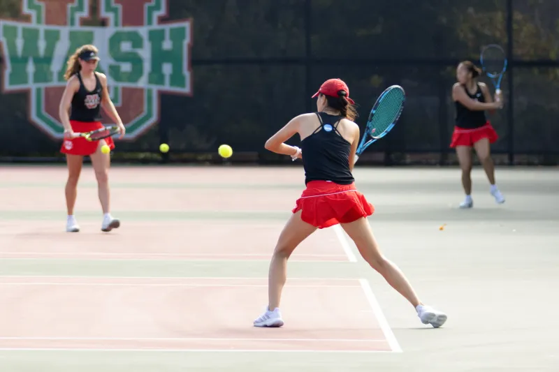 Weekend recap: No. 13 volleyball upsets the No. 3 Trinity, cross country faces D-I opponents, tennis teams prepare for ITA tournaments