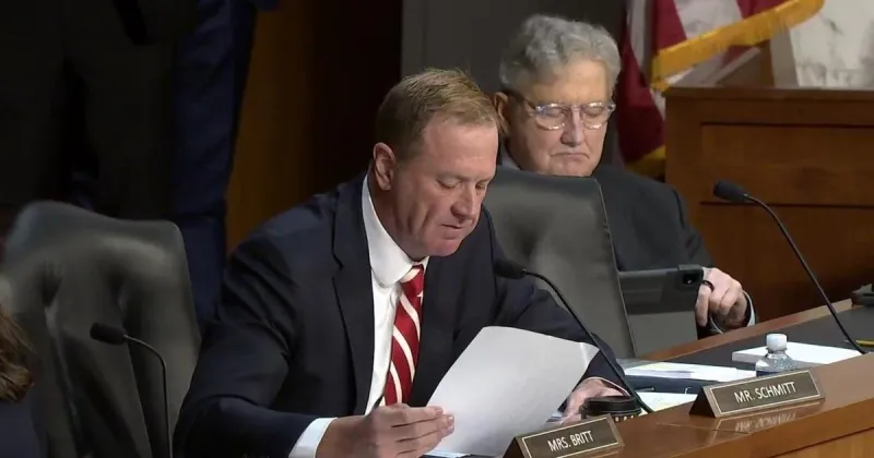Eric Schmitt shoots, misses while questioning ex-special counsel about basketball game