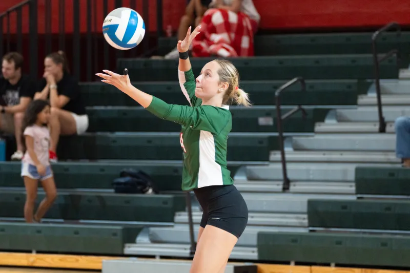 No. 10 volleyball breaks 17-year streak and sweeps Emory, leaves first round of UAA play 2-1