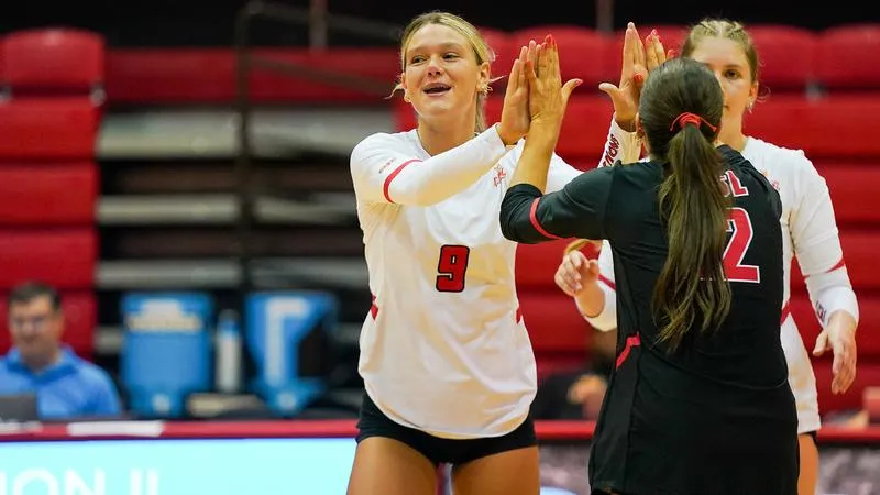 Tritons Sweep Peacocks For Ninth Straight Victory