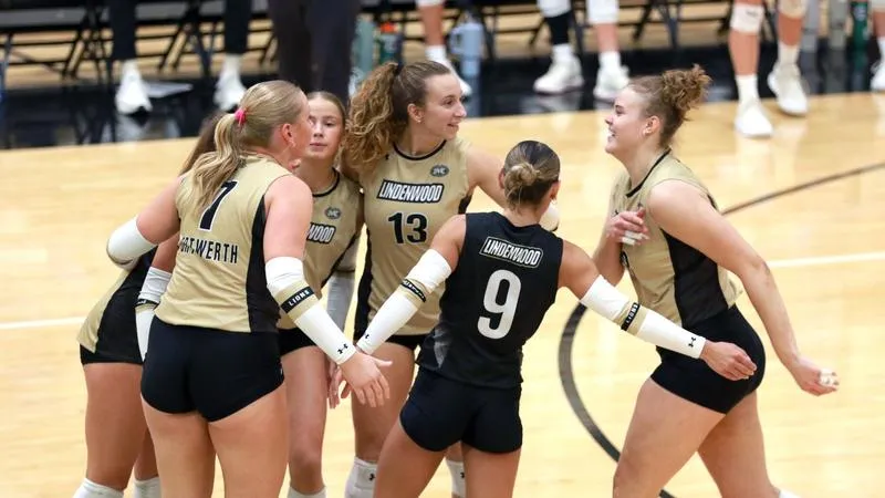 Women's Volleyball Improves To 4-0 In The OVC With Sweep Over Eastern Illinois