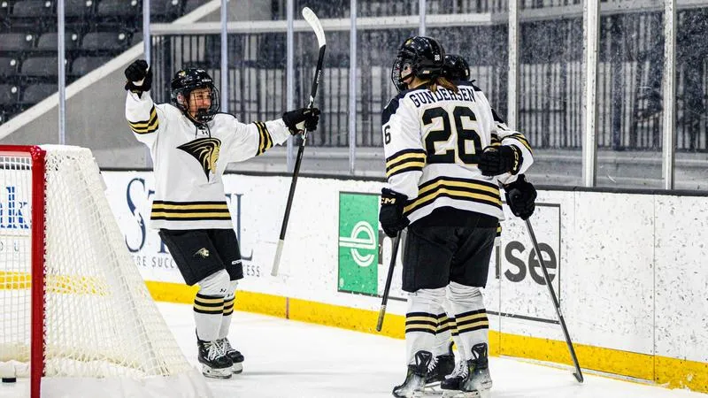 Women's Hockey Improves To 1-1 In The AHA With 3-1 Win Over Delaware On Sunday