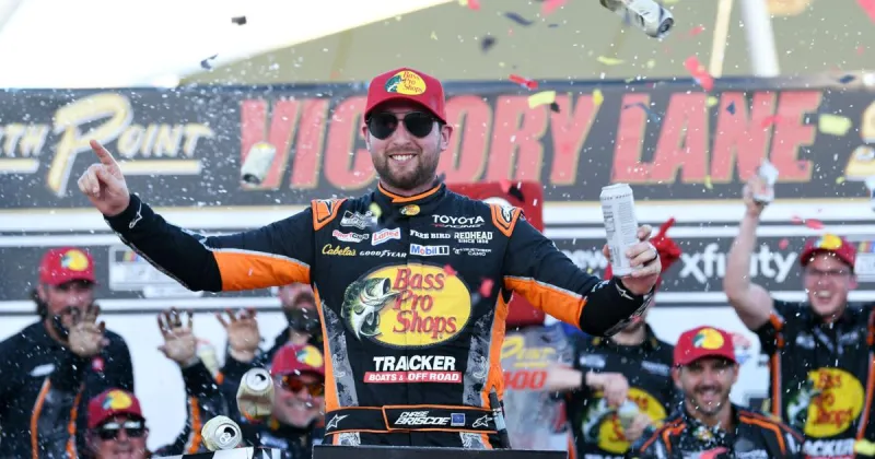 Chase Briscoe fends off Kyle Larson's last-lap surge to win in Las Vegas