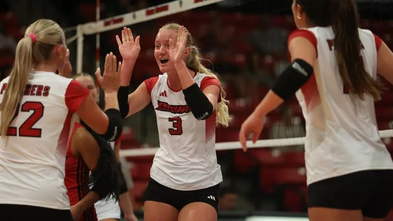 Volleyball Extends GLVC Win Streak With Sweep of Quincy