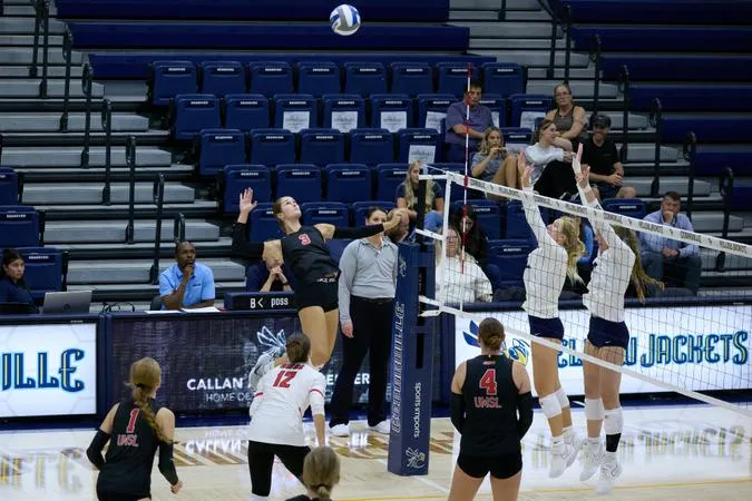 Volleyball Goes 2-0 on First Day of Midwest Region Crossover