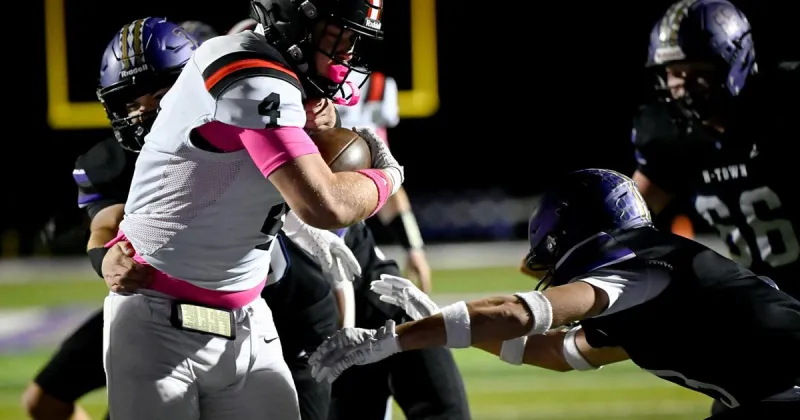 Southern Boone football drops nail-biting game to Hallsville in heartbreaking fashion for second loss of the year