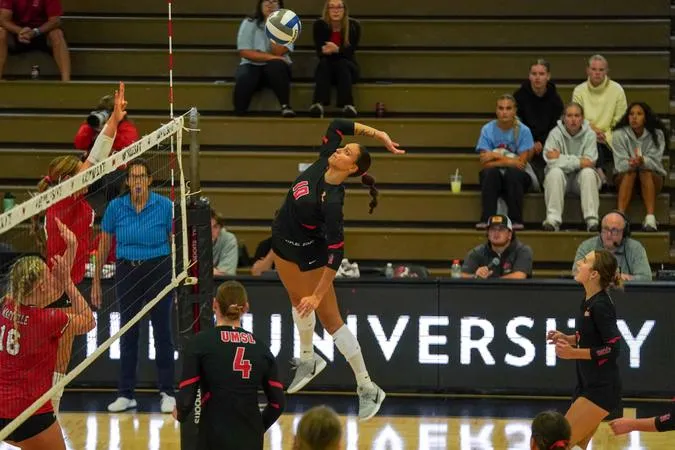 Tritons Reverse Sweep No. 16 Lakers in Crossover Finale