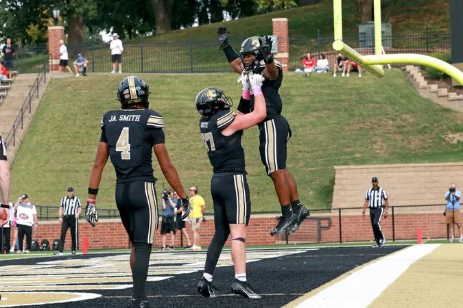 Football Hosts Chicago State on Homecoming