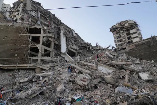 Venezuelans take search for the missing into their own hands in earthquake aftermath