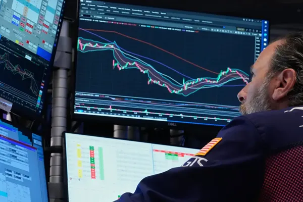US stocks rise and trim their losses for June