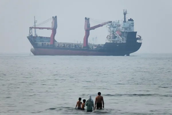 US demands Iran publicly state that Strait of Hormuz is open and Tehran won't attack ships anymore