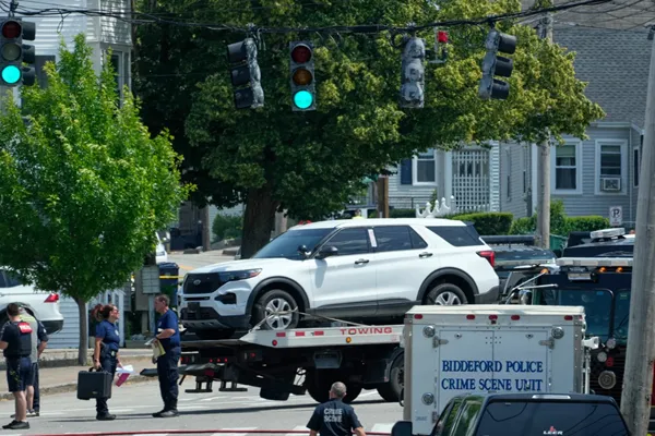 Trump administration orders ICE to suspend most vehicle stops after two deadly shootings: AP source