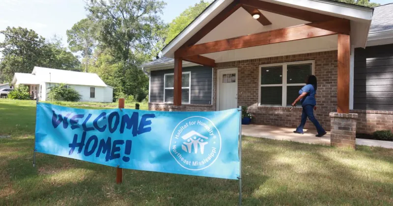 Tupelo Habitat home recipient receives keys to new house