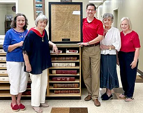 DAR presents Declaration of Independence to Circuit Clerk