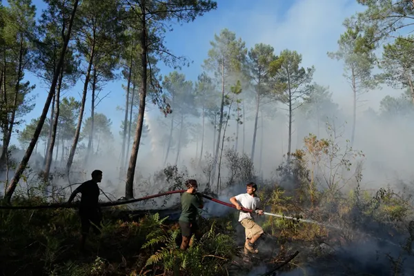 France orders 4,000 more evacuated as fires displace a third of a million across southwest Europe