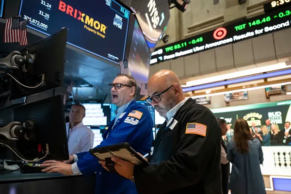US stocks edge lower as oil prices rise and more earnings reports roll in