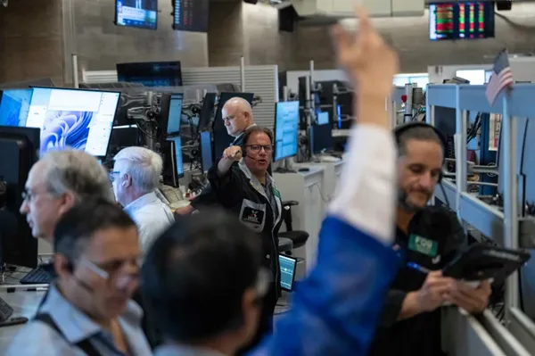 The bond market swings back to worries and knocks US stocks lower