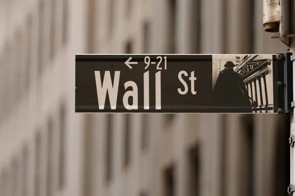 Falling oil prices help calm the stock and bond markets