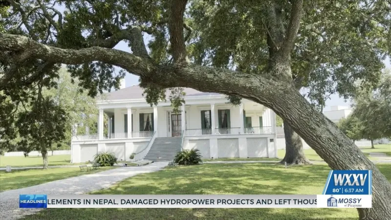 Repairs underway for the Beauvoir mansion porch