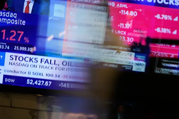 AI stocks drop, but the rest of Wall Street holds steadier after oil prices give back an early jump