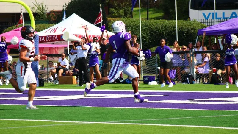 Football Falls to Hendrix, 36-27 in Back-and-Forth Battle