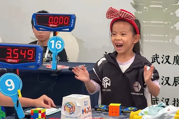 6-year-old Chinese girl sets women's Rubik's Cube speed record