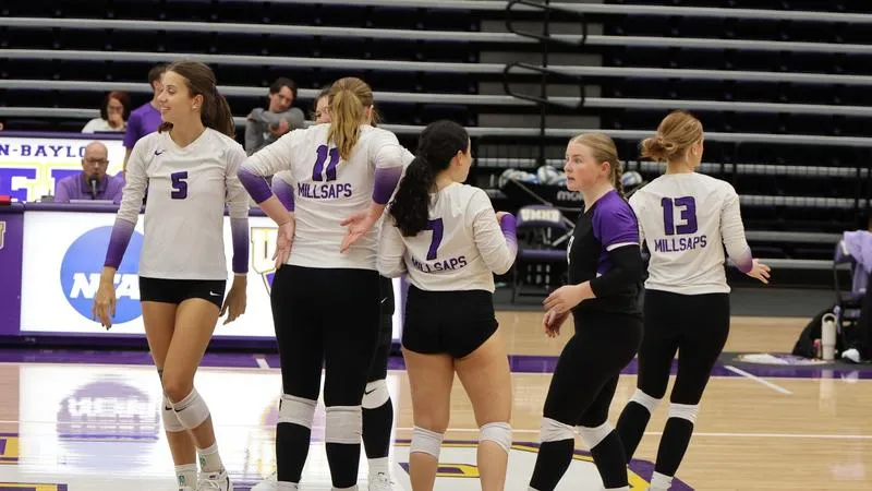 Volleyball Splits SAA Matchups in Tennessee Over Weekend