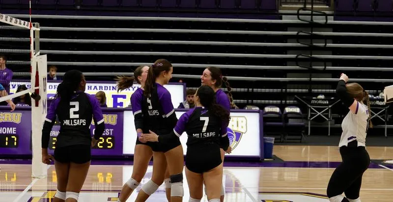 Volleyball Powers Past No. 7 Trinity, Falls to Southwestern