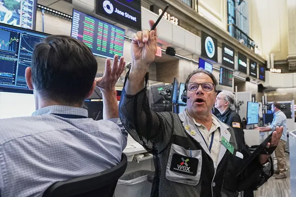 US stocks rise to a record on expectations companies will make even fatter profits