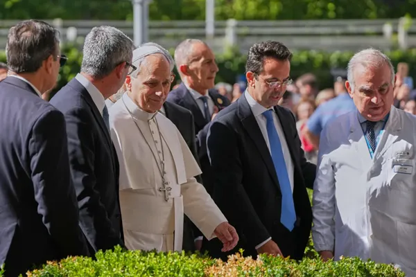 Surgery confirms pope has lung cancer and he had the lower lobe of his right lung removed