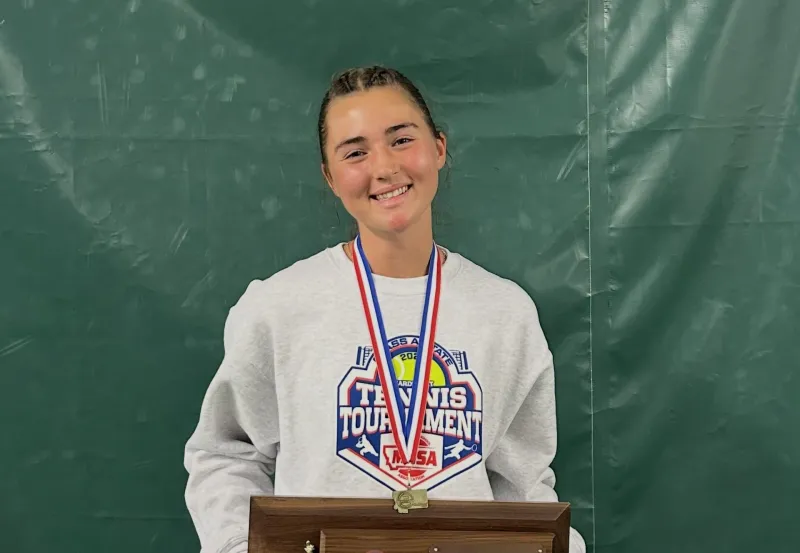 Hamilton's Hanley defends state tennis title