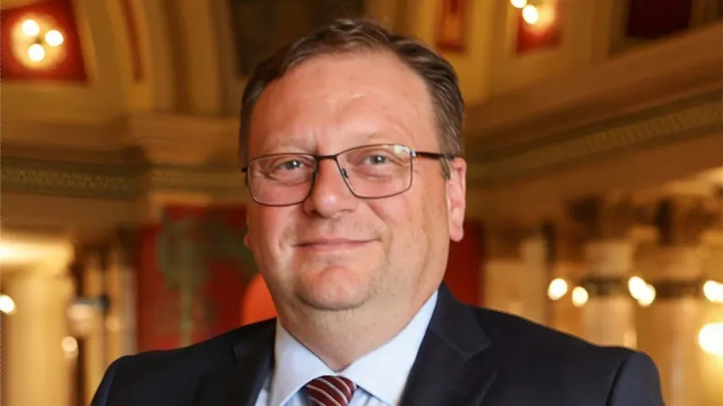 Dept. of Administration head to step down, governor announces replacement