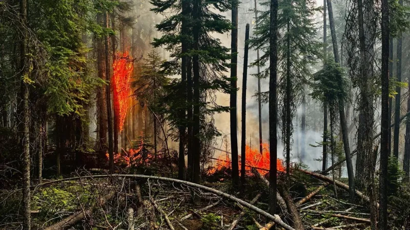 Evacuation warnings in place as Skillet Fire burns 3,298 acres